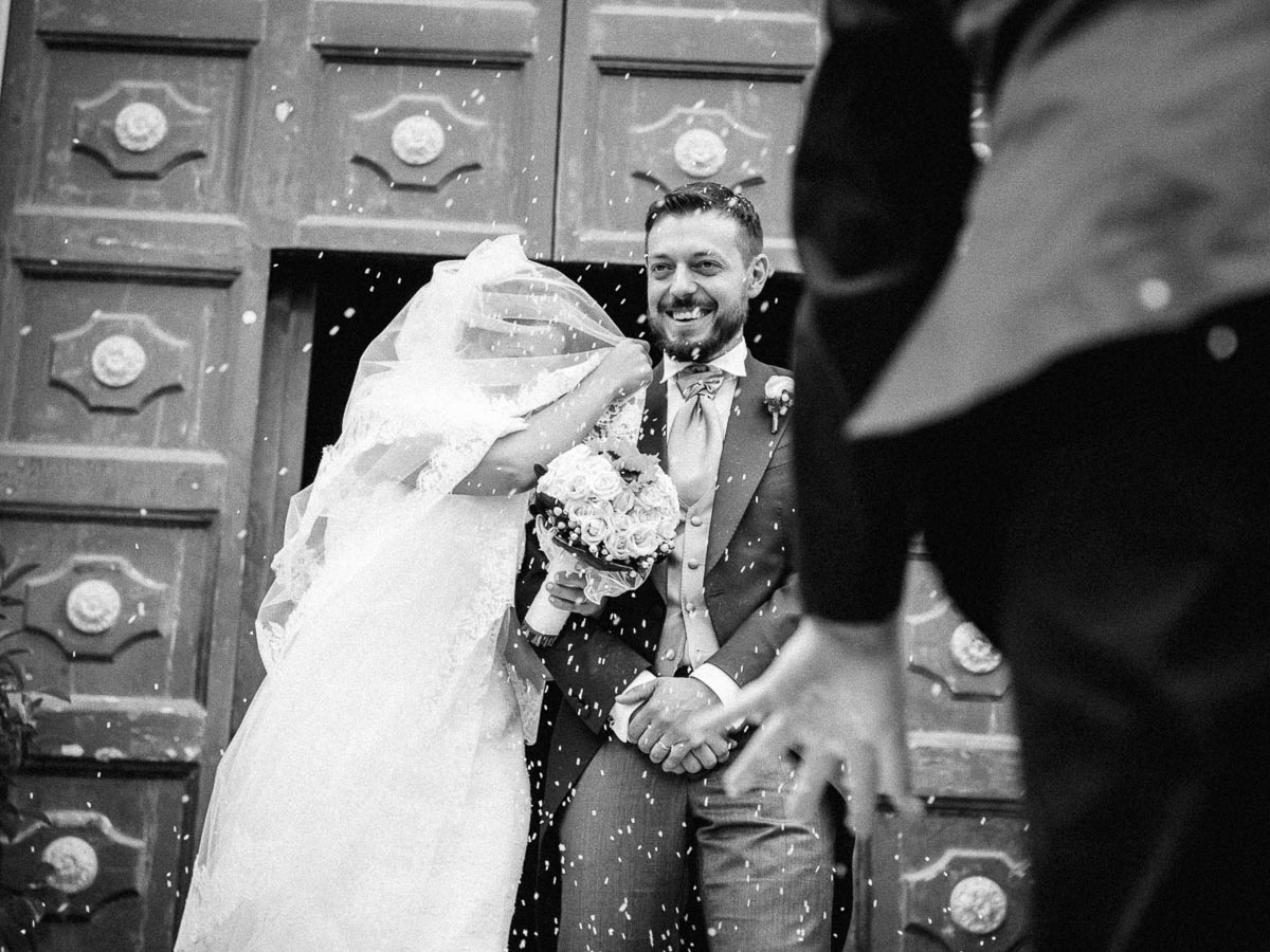 Hochzeitsreportage Sizilien Brautpaar Auszug